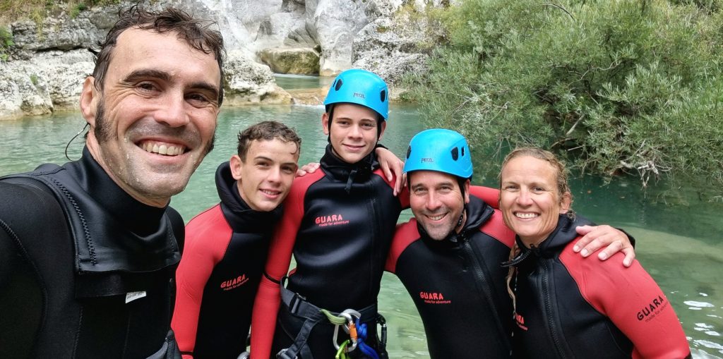 Un groupe de canyoning tout sourire avec son moniteur en Provence